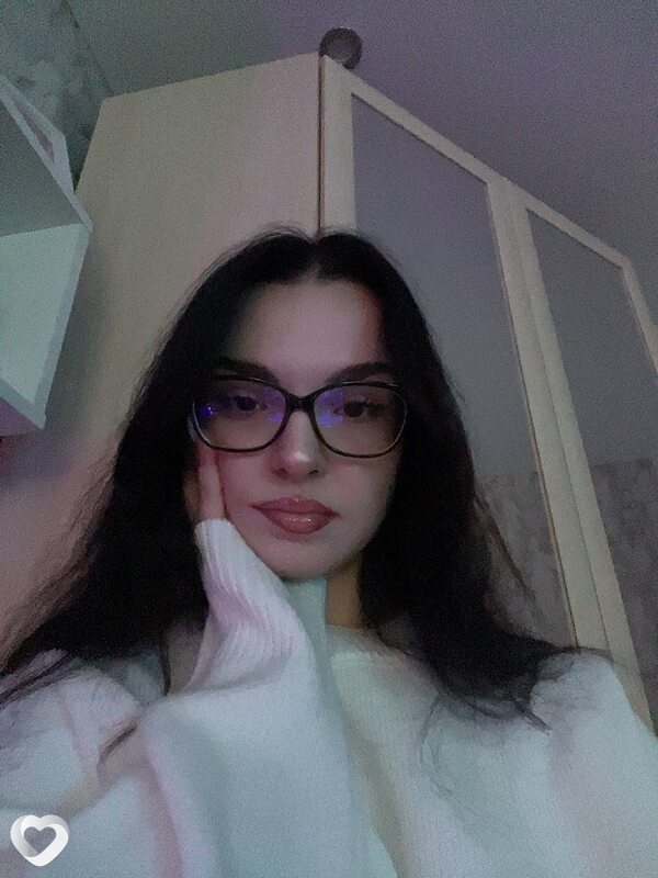Оля